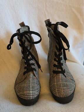 Plaid Lace-Up Ankle Boots in Black, Red, and Gray. 8.5. NWB